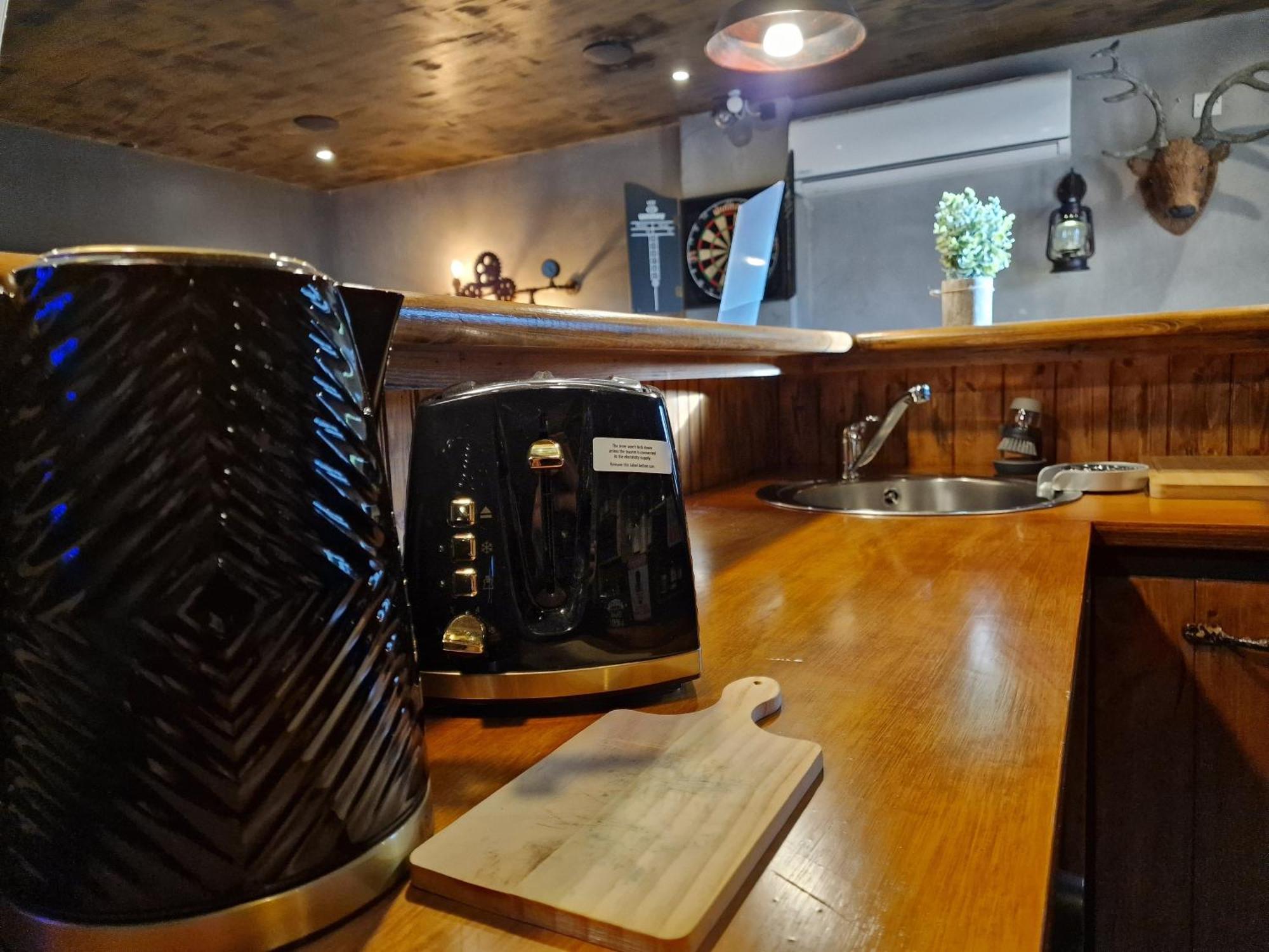 The Pub - Unique & Authentic Experience - Free Parking!, 5 Minutes From Airbus And The Mall Cribbs Bristol Kültér fotó